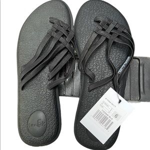 NWT Womens Black Sanok flip flops size 6
